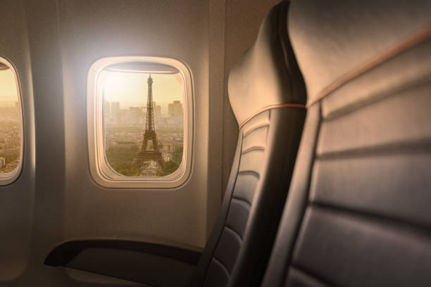 Vue de la Tour Eiffel depuis le hublot d'un avion