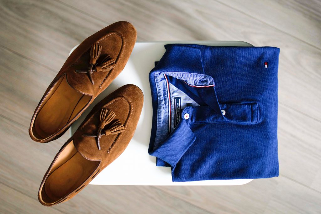 Mocassins et polo bleu marine pour homme