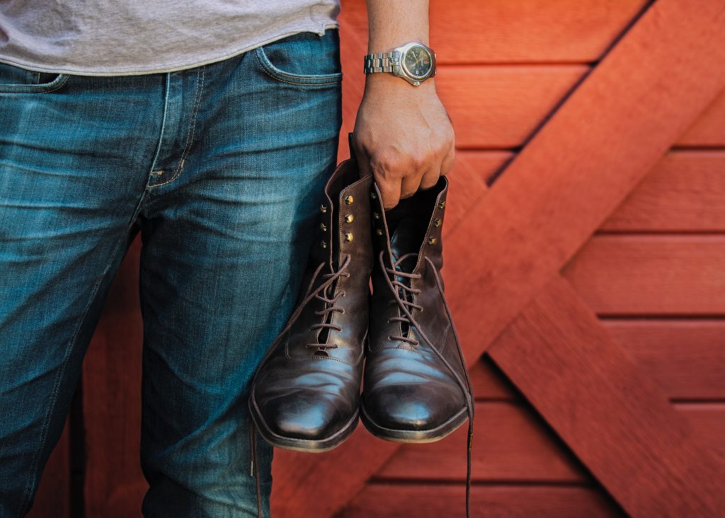 Homme en jean avec boots en cuir