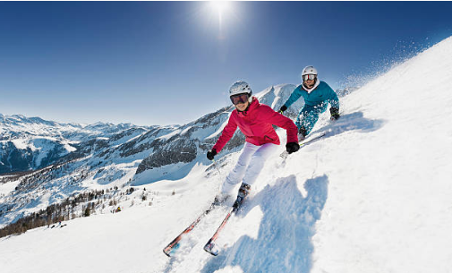 deux skieurs en montagne