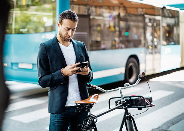 Jeune homme qui s'apprête à prendre le vélo ou le bus pour aller au travail