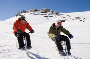 deux personnes faisant du veloski