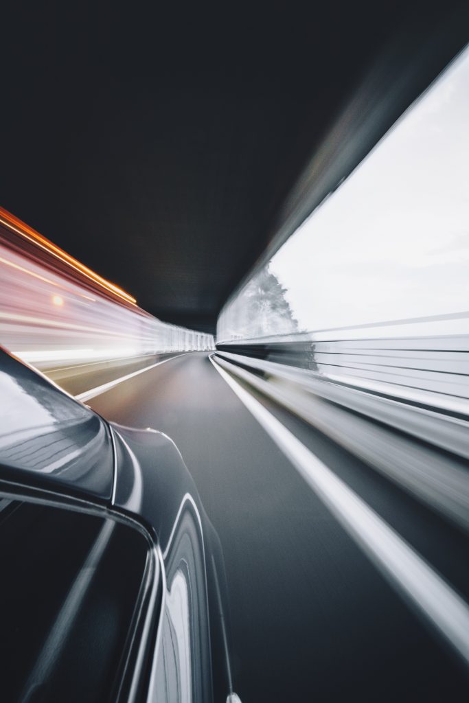 Une voiture à pleine vitesse dans un tunnel