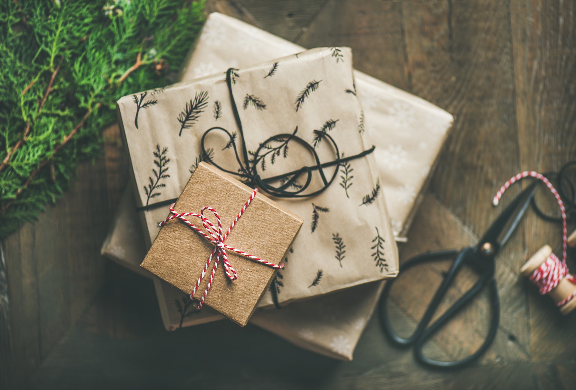 Paquets cadeaux empilés sur une table avec de la ficelle