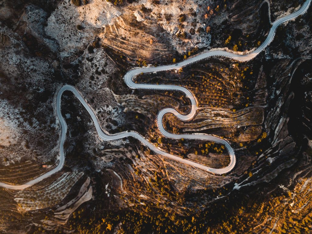 Un route de montagne vue du ciel