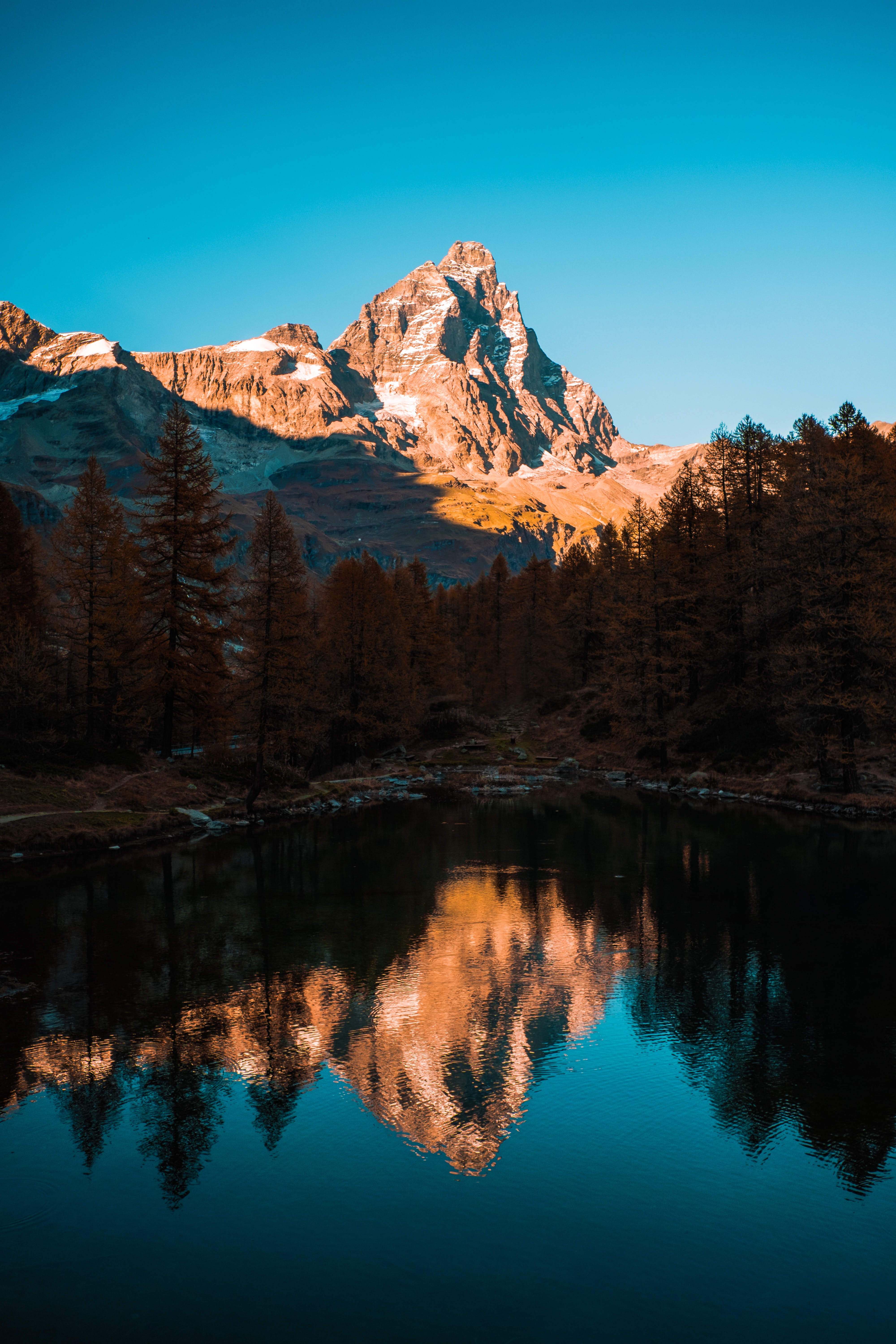 Montagne se reflétant dans l'eau d'un lac