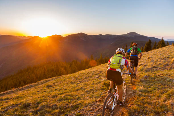 Cyclistes en train de parcourir la montagne l'été