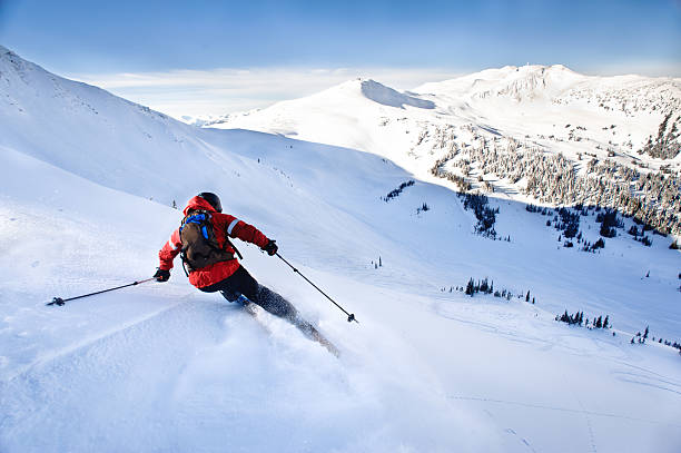 Skieur qui descend une piste 