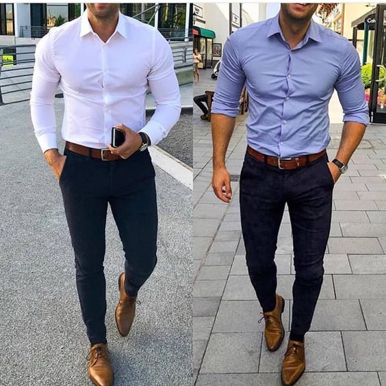 2 hommes portant une chemise un pantalon chino et des richelieu a gauche chemise blanche chino bleu et richelieu marron a droite chemise bleu clair chino bleu foncé et richelieu marron