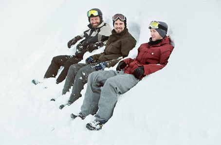 3 hommes assis dans la neige en tenue de ski