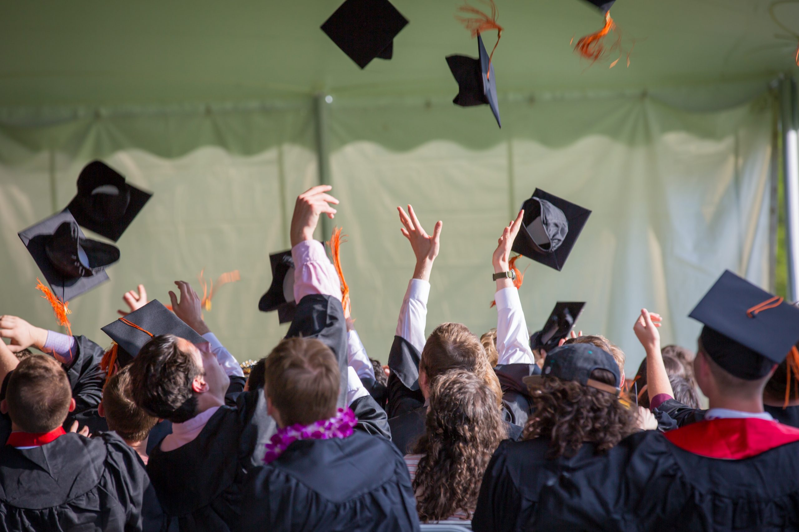 Jeunes bacheliers qui viennent de recevoir leur diplôme